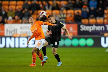 Hull City 'den Greg Docherty # 8, 21 Ekim 202' de Bloomfield Road, Blackpool 'da Blackpool vs Hull City maçında Kenny Dougall # 12 of Blackpool ile bir maç için yarışıyor.