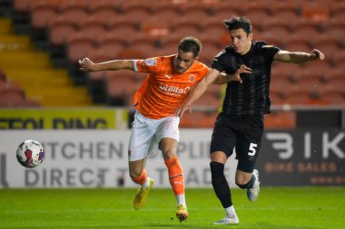 Blackpool 9 numaralı Jerry Yates, 19 Ekim 202 'de Bloomfield Road, Blackpool' da oynanan Blackpool vs Hull City maçında Hull City 'den Alfie Jones # 5 ile top için mücadele ediyor.