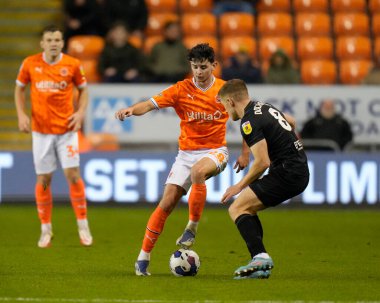 Blackpool 'dan Charlie Patino, 19 Ekim 202' de Bloomfield Road, Blackpool 'da oynanan Blackpool vs Hull City maçında Hull City' den Greg Docherty 'ye dönüşüyor.