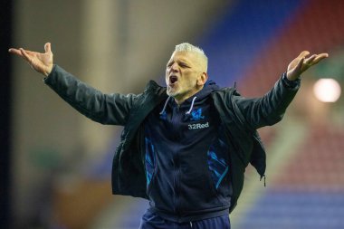 Leo Percovich Middlesborough 'un teknik direktörü, 19 Ekim 2022' de Wigan-Middlesbrough Stadyumu 'nda oynanan Sky Bet Şampiyonası maçında Middlesbrough taraftarlarına jest yapıyor.