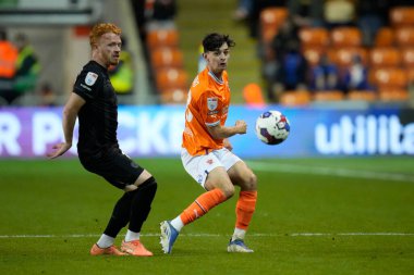 Blackpool 'dan Charlie Patino 19 Ekim 202' de Bloomfield Road, Blackpool 'da oynanan Blackpool-Hull City maçında topu Ryan Woods # 15 of Hull City' den geçiriyor.