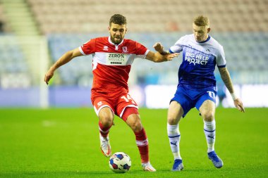 Middlesbrough 'dan Tommy Smith # 14 ve Wigan Athletic' ten James McClean # 11, Wigan Atletizm Şampiyonası 'nda Wigan Athletic - Middlesbrough maçı sırasında Wigan Stadyumu, Wigan, Birleşik Krallık, 19 Ekim 202