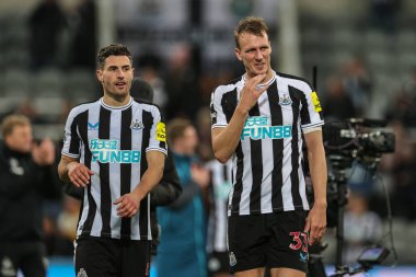 Newcastle United 'dan Fabian Schr # 5 ve Newcastle United' dan Dan Burn # 33 Premier League maçı sırasında Newcastle United Everton 'a karşı 19 Ekim 2022' de St. James 's Park, Newcastle, İngiltere' de oynanan son düdük düdüğünün ardından