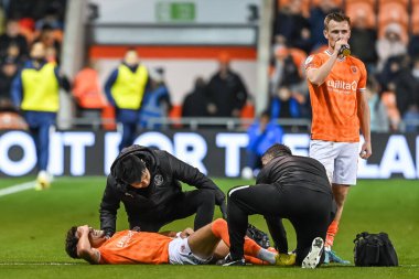 Blackpool 'dan Theo Corbeanu, 19 Ekim 202' de Bloomfield Road, Blackpool 'da oynanan Blackpool-Hull City maçında sakatlığı nedeniyle tedavi görüyor.