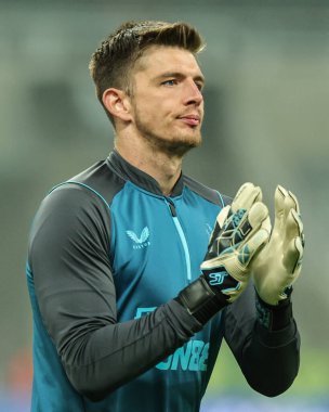 Newcastle United takımının 22 numaralı oyuncusu Nick Pope, 19 Ekim 202 'de St. James' s Park, Newcastle 'da oynanan Premier League karşılaşmasında taraftarları alkışlıyor.