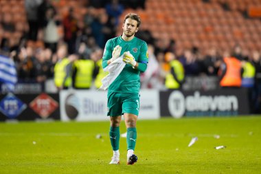Blackpool 'dan Chris Maxwell 19 Ekim 202' de Bloomfield Road, Blackpool 'da oynanan Blackpool vs Hull City maçından sonra taraftarları selamlıyor.
