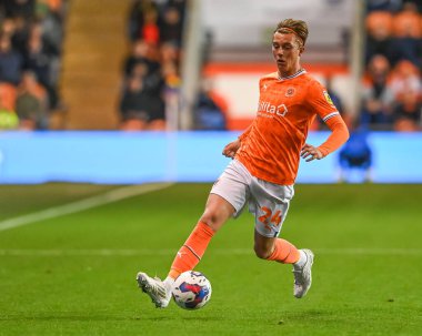 Blackpool 'dan Callum Wright 19 Ekim 202' de Bloomfield Road, Blackpool 'da oynanan Blackpool-Hull City maçında topa vuruyor.
