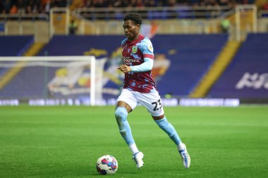 Burnley 'den 23 numaralı Nathan Tella, 19 Ekim 202' de Birmingham City 'nin St. Andrews, Birmingham' da Burnley 'e karşı oynadığı Gökyüzü İddia Şampiyonası maçında topu sürüyor.