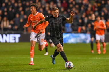 Hull City 'den Greg Docherty 19 Ekim 202' de Bloomfield Road, Blackpool 'da oynanan Blackpool-Hull City maçında topa vuruyor.