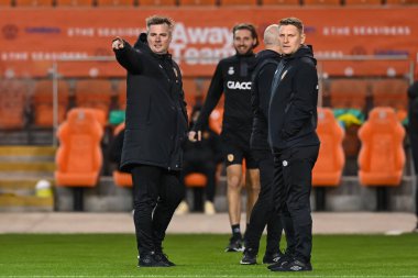 Dün antrenör olarak gelen Robbie Stockdale, 19 Ekim 202 'de Bloomfield Road, Blackpool, İngiltere' deki Blackpool vs Hull City 'de oynanan Sky Bet Şampiyonası maçına geldikten sonra gövde ekibinin diğer üyeleriyle konuştu.