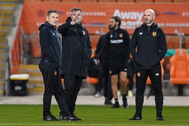 Dün antrenör olarak gelen Robbie Stockdale, 19 Ekim 202 'de Bloomfield Road, Blackpool, İngiltere' deki Blackpool vs Hull City 'de oynanan Sky Bet Şampiyonası maçına geldikten sonra gövde ekibinin diğer üyeleriyle konuştu.