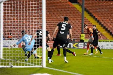 Blackpool 'dan Theo Corbeanu, 19 Ekim 202' de Bloomfield Road, Blackpool 'da oynanan Blackpool-Hull City maçında attığı şutu izledi.