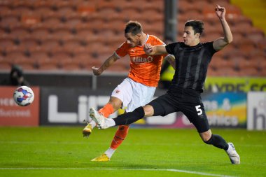 Blackpool 9 numaralı Jerry Yates, 19 Ekim 202 'de Bloomfield Road, Blackpool' da oynanan Blackpool vs Hull City maçında Hull City 'li Alfie Jones # 5' un baskısı altında atış yaptı.