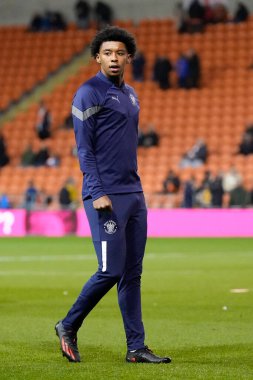 Blackpool 'dan 42 numaralı Tayt Trusty, 19 Ekim 202' de Bloomfield Road, Blackpool 'da Blackpool-Hull City maçından önce ısınıyor.