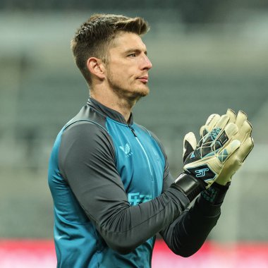 Newcastle United takımının 22 numaralı oyuncusu Nick Pope, 19 Ekim 202 'de St. James' s Park, Newcastle 'da oynanan Premier League karşılaşmasında taraftarları alkışlıyor.