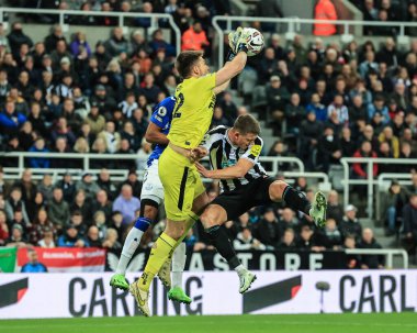 Newcastle United takımından Nick Pope 19 Ekim 202 'de St. James' s Park, Newcastle, İngiltere 'de oynanan Premier League maçı sırasında kurtarıyor.