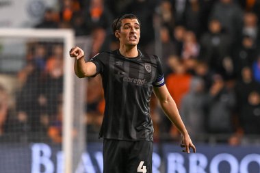 Hull City 'den Jacob Greaves takımına, 19 Ekim 202' de Bloomfield Road, Blackpool 'da oynanan Blackpool-Hull City maçında talimat veriyor.