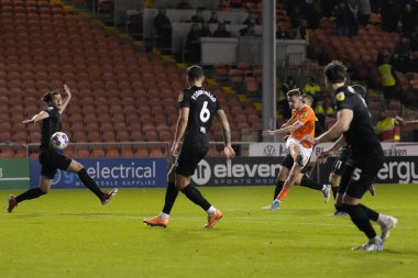 Blackpool 'dan Luke Garbutt 19 Ekim 202' de Bloomfield Road, Blackpool 'daki Blackpool-Hull City maçında Hull City kalesine atış yaptı.