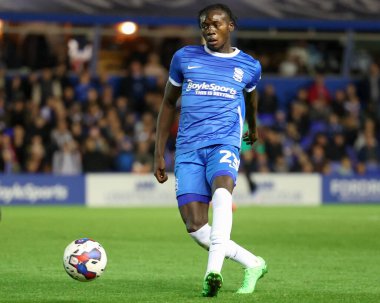 Birmingham City 'den Emmanuel Longelo 19 Ekim 202' de St Andrews, Birmingham 'da oynanan Gökyüzü İddia Şampiyonası maçında pas veriyor.