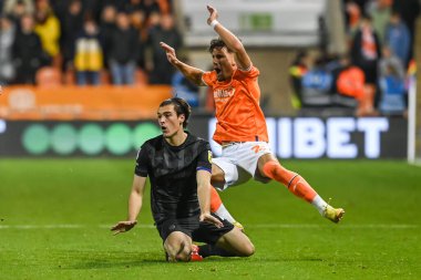 Blackpool 'dan Theo Corbeanu 19 Ekim 202' de Bloomfield Road, Blackpool 'da oynanan Blackpool vs Hull City maçında Hull City' den Jacob Greaves # 4 'e faul yaptı.