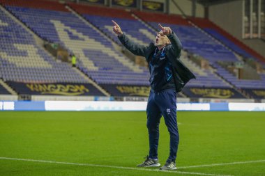 Leo Percovich Middlesborough 'un teknik direktörü, 19 Ekim 2022' de Wigan-Middlesbrough Stadyumu 'nda oynanan Sky Bet Şampiyonası maçında Middlesbrough taraftarlarına jest yapıyor.