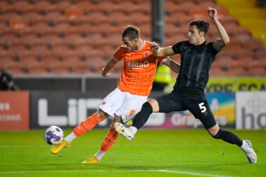 Blackpool 'dan Jerry Yates, 19 Ekim 202' de Bloomfield Road, Blackpool 'da oynanan Blackpool vs Hull City maçında Hull City' li Alfie Jones 'un baskısı altında barın üzerinden şut atıyor.