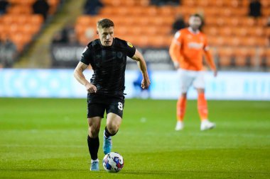 Hull City 'den Greg Docherty 19 Ekim 202' de Bloomfield Road, Blackpool 'da Blackpool-Hull City maçında topla koşuyor.