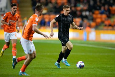 Hull City 'den Greg Docherty 19 Ekim 202' de Bloomfield Road, Blackpool 'da Blackpool-Hull City maçında Blackpool savunmasında koşuyor.