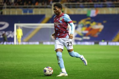 Burnley 'den 23 numaralı Nathan Tella, 19 Ekim 202' de Birmingham City 'nin St. Andrews, Birmingham' da Burnley 'e karşı oynadığı Gökyüzü İddia Şampiyonası maçında topu sürüyor.