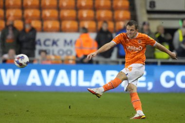 Blackpool 'dan 34 numaralı Jordan Thorniley, 19 Ekim 202' de Bloomfield Road, Blackpool 'da oynanan Blackpool-Hull City maçında pas veriyor.