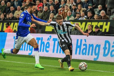 Newcastle United 'dan Elliot Anderson # 32 Premier League maçı Newcastle United ile Everton arasındaki 19 Ekim 202' de St. James 's Park, Newcastle, İngiltere' de oynanan karşılaşmada Everton 'dan Conor Coady # 30' u durdurdu.