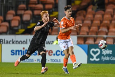 Blackpool 'dan Charlie Patino 19 Ekim 202' de Bloomfield Road, Blackpool 'da Blackpool-Hull City maçında topu ileri atıyor.