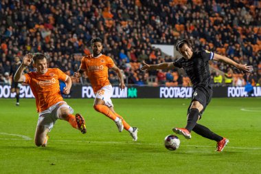 Hull City 'den Jacob Greaves 19 Ekim 202' de Bloomfield Road, Blackpool 'da oynanan Blackpool-Hull City maçında topu geçti.
