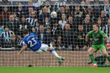 Everton 'dan 23 numaralı Samus Coleman, 19 Ekim 2022' de St. James 's Park, Newcastle, İngiltere' de oynanan Premier League maçı sırasında topu gol çizgisinden temizledi.