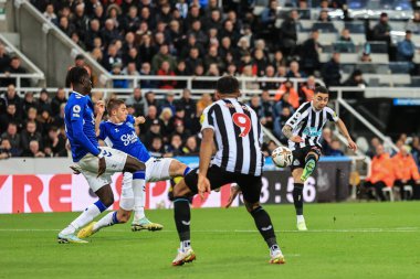 Newcastle United takımının oyuncusu Miguel Almirn, 19 Ekim 2022 'de St. James' s Park, Newcastle 'da oynanan Premier League maçı sırasında gol attı.