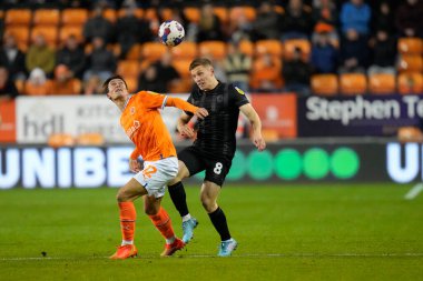 Hull City 'den Greg Docherty # 8, 21 Ekim 202' de Bloomfield Road, Blackpool 'da Blackpool vs Hull City maçında Kenny Dougall # 12 of Blackpool ile bir maç için yarışıyor.