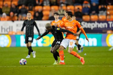 Hull City 'den Jean Michal Seri # 24, 21 Ekim 2022' de Bloomfield Road, Blackpool 'da Blackpool vs Hull City maçında Kenny Dougall # 12 Blackpool ile top için yarışıyor.