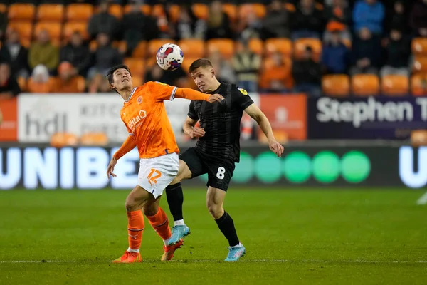 Hull City 'den Greg Docherty # 8, 21 Ekim 202' de Bloomfield Road, Blackpool 'da Blackpool vs Hull City maçında Kenny Dougall # 12 of Blackpool ile bir maç için yarışıyor.