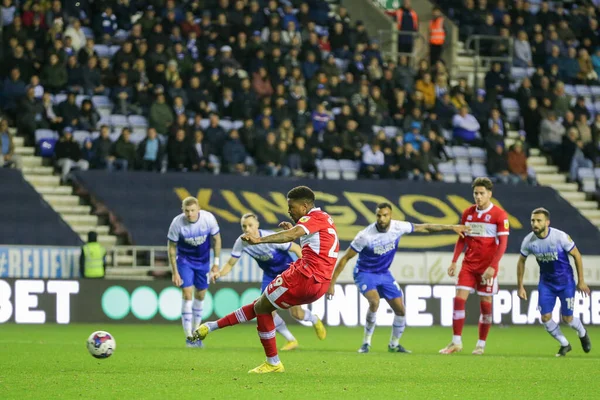 Middlesbrough 'dan Chuba Akpom # 29 numara 19 Ekim 202' de Wigan Atletizm Şampiyonası 'nda Wigan Atletizm ve Middlesbrough maçında 1-4 öne geçmek için penaltı aldı.