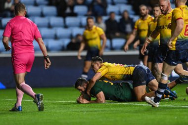 Avustralyalı James Tedesco, Coventry Building Society Arena, Coventry, İngiltere, 21 Ekim 202 'de oynanan 2021 Dünya Rugby Ligi Kupası karşılaşmasında bir deneme için sahaya çıkıyor.