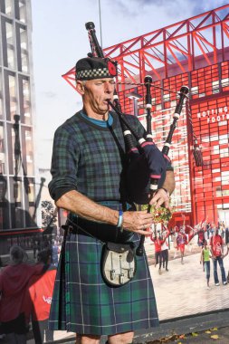 Forest taraftarı gayda çalıyor, City Ground 'un dışında, The City Ground' un genel manzarası, Nottingham Forest F.C. Premier Lig maçı sırasında Nottingham Forest, Liverpool 'a karşı City Ground, Nottingham, İngiltere, 22 Ekim 202