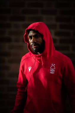Nottingham Ormanı 'ndan Emmanuel Dennis # 25 Premier League maçından önce Nottingham Forest Liverpool' a karşı City Ground, Nottingham, 22 Ekim 202 'de geldi.