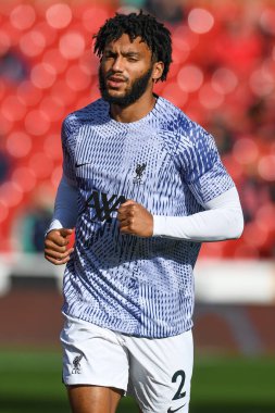 Liverpool 'dan Joe Gomez # 2 Premier Lig maçında maç öncesi ısınma sırasında Nottingham Forest Liverpool' a karşı City Ground, Nottingham, İngiltere 'de 22 Ekim 202