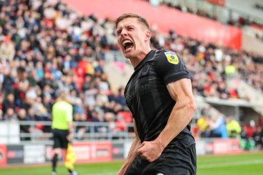 Hull City 'den Greg Docherty # 8 Hull City' den Ryan Longman # 16 Hull City golünü Rotherham United 'ın Hull City' e karşı oynadığı maçta 1-3 'lük galibiyetle kutluyor.