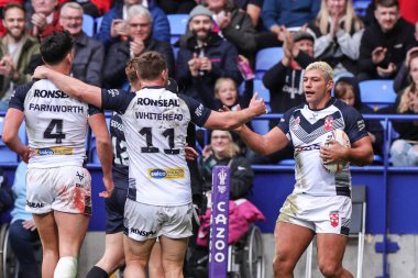 İngiltere 'den Ryan Hall, 22 Ekim 202' de Bolton Üniversitesi, Bolton Stadyumu 'nda oynanan Rugby Ligi Dünya Kupası 2021 Grubu A Grubu maçında denemesini kutluyor.