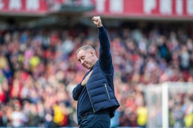 Nottingham Forest teknik direktörü Steve Cooper, 22 Ekim 202 'de İngiltere' nin Nottingham şehrinde oynanan Premier League maçı Nottingham Forest 'a karşı Liverpool maçının ardından ev sahibi taraftarlarıyla kutlama yapıyor.