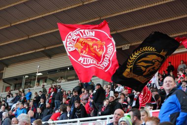 Middlesbrough taraftarları 22 Ekim 202 'de İngiltere' nin Riverside Stadyumu 'nda Middlesbrough-Huddersfield Town maçında bayrak sallıyor.