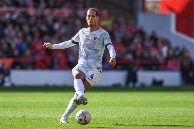 Liverpool 'dan Virgil van Dijk # 4 Premier League maçı sırasında Nottingham Forest Liverpool' a karşı City Ground, Nottingham, 22 Ekim 202
