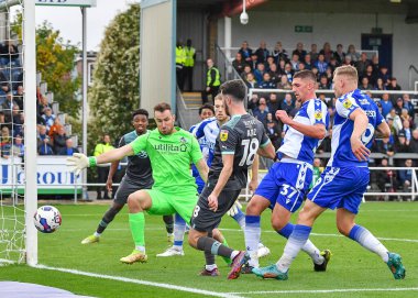 Plymouth Argyle orta saha oyuncusu Finn Azaz (18), 22 Ekim 202 tarihinde Bristol, İngiltere 'deki Memorial Stadyumu' nda oynanan Bristol Rover - Plymouth Argyle maçında yakın mesafeden şut çekti ve hedefi ıskaladı.