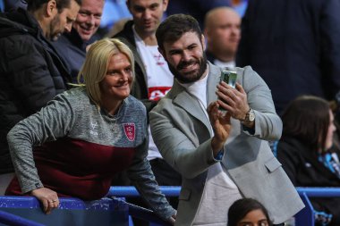 Alex Walmsley, Almanya 'nın Bolton şehrinde 22 Ekim 202 tarihinde oynanan Rugby Ligi Dünya Kupası 2021 Grubu A Grubu maçında taraftarıyla selfie çekiyor.